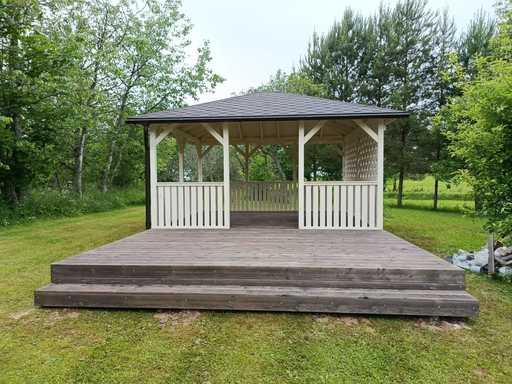 4x4.5 m Biela Drevená Altánok — Elegantný Záhradný Altánok s Terasou a Krásnym Dizajnom - garden gazebo pergola