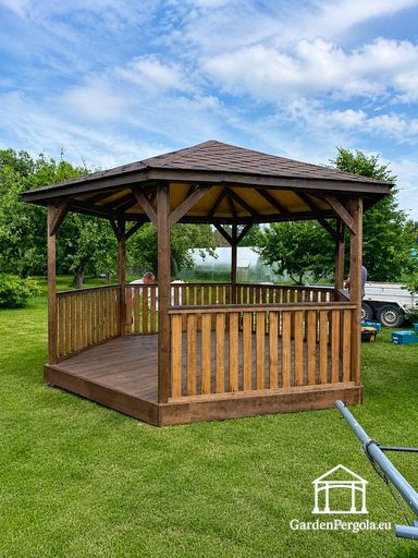 Šesťstranný drevený altánok — útulný záhradný altánok s podlahou a krytou strechou - garden gazebo pergola