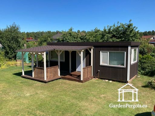 Prírodná drevená veranda pripojená k domu s krytou strechou - garden gazebo pergola