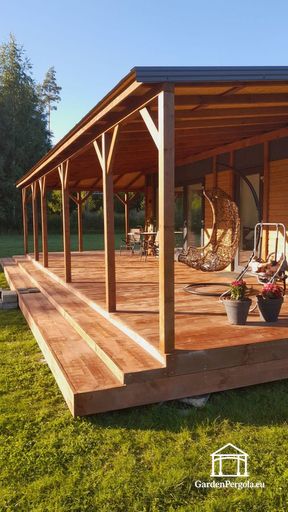 Prírodná drevená veranda pripojená k domu s priestrannou krytou terasou - garden gazebo pergola