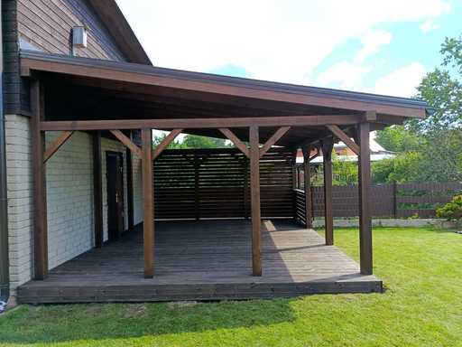 Tmavohnedá drevená veranda pripojená k domu s krytou strechou – 4,8×6 m