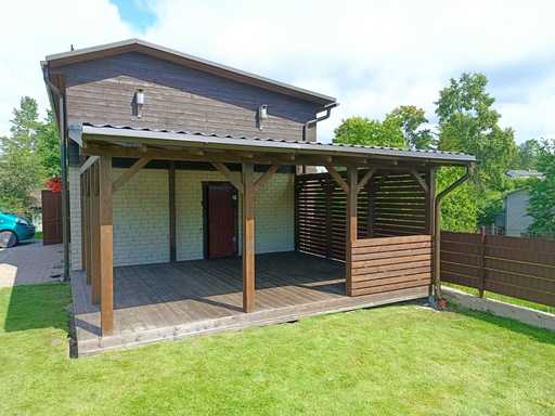 Tmavohnedá drevená veranda pripojená k domu s krytou strechou – 4,8×6 m
